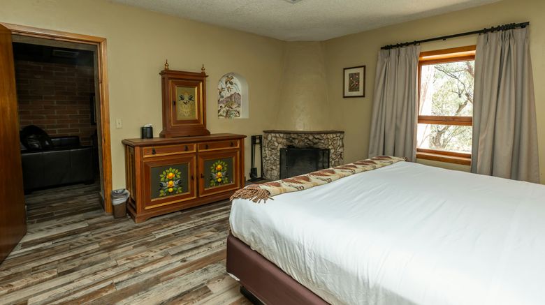 <b>Tanque Verde Ranch Room</b>. Images powered by <a href="https://www.leonardoworldwide.com/" title="Leonardo Worldwide" target="_blank">Leonardo</a>.