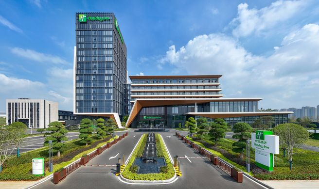 Holiday Inn Wuhan Houguan Lake Exterior