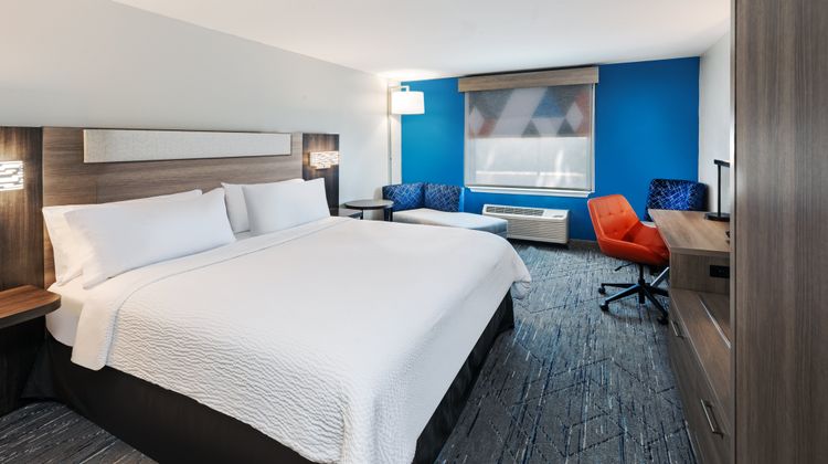 Holiday Inn Express Hotel & Suites Room