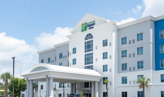 Holiday Inn Express Hotel & Suites Exterior