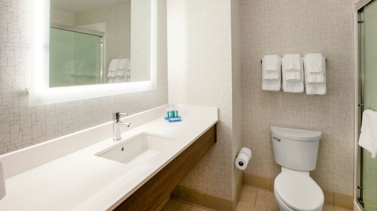 Holiday Inn Express & Stes Maryville Room