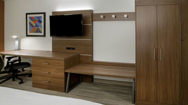 Holiday Inn Express & Stes Maryville Room
