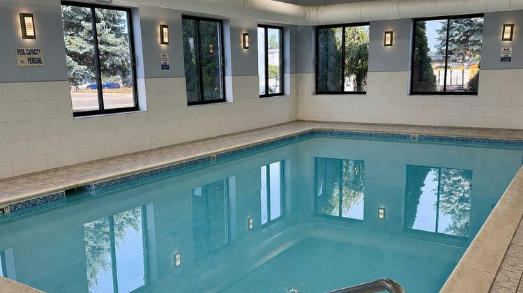 HomeTowne Studios Flint Pool