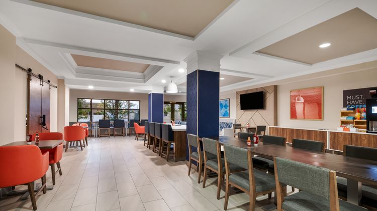 Holiday Inn Express Hotel and Suites Buf Restaurant