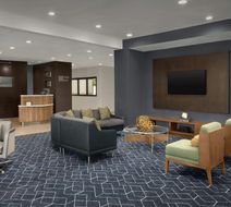 Courtyard Bloomington Lobby