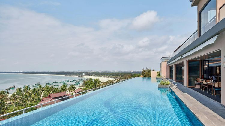 Sheraton Maoming Romantic Beach Resort Pool