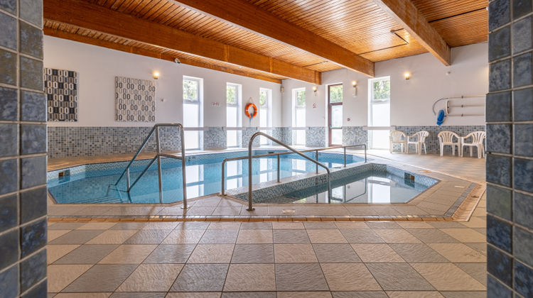 Holiday Inn Newport Pool