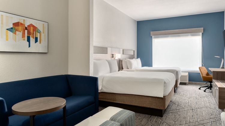 Holiday Inn Express & Suites Suite