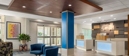 Holiday Inn Express & Suites Staunton Exterior