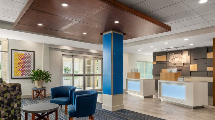 Holiday Inn Express & Suites Staunton Exterior
