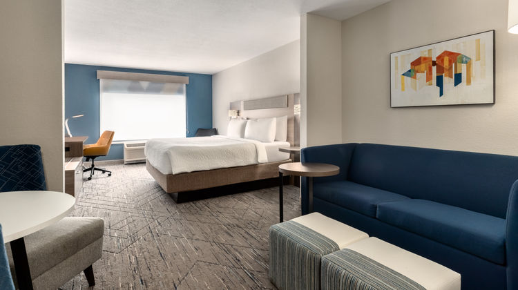 Holiday Inn Express & Suites Ironton Suite