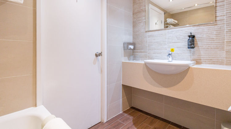 Holiday Inn Newport Room