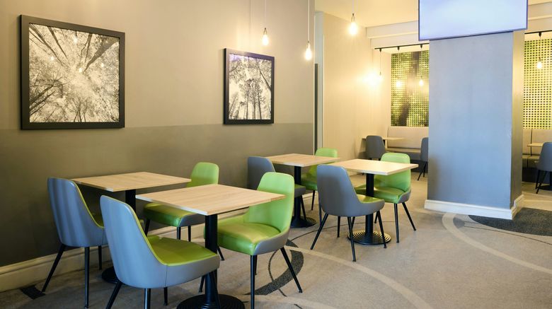 <b>Thistle Express Luton Lobby</b>. Images powered by <a href="https://www.leonardoworldwide.com/" title="Leonardo Worldwide" target="_blank">Leonardo</a>.