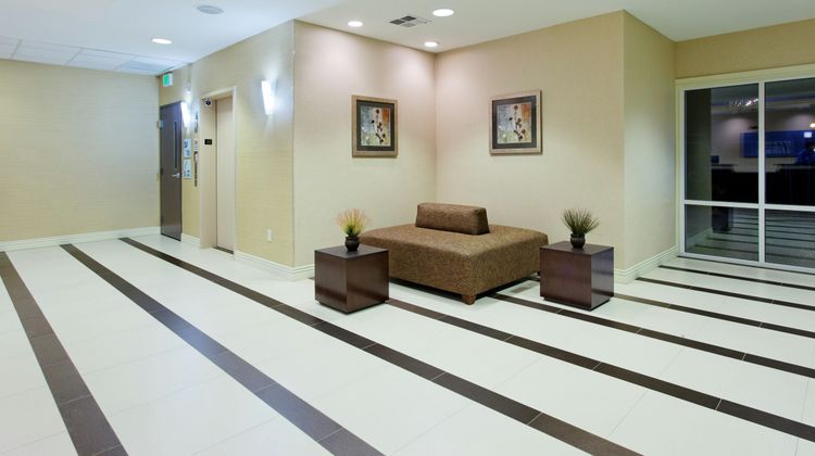 Holiday Inn Express Benicia Lobby