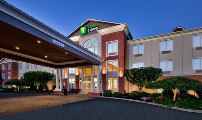 Holiday Inn Express Warren Exterior