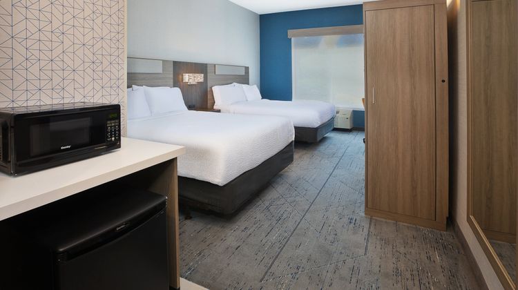 Holiday Inn Express Warren Room