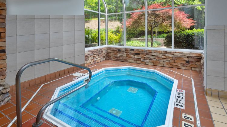 Holiday Inn Express Warren Pool
