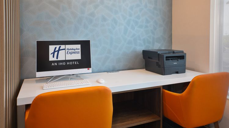 Holiday Inn Express Warren Lobby