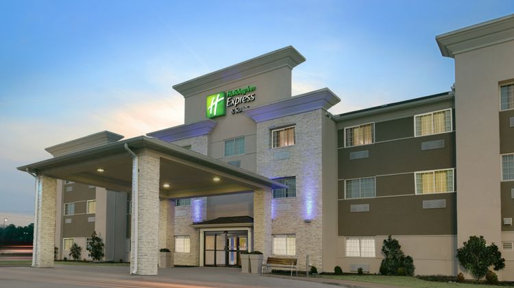 Holiday Inn Express & Suites Magnolia Exterior