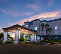 Holiday Inn Express Hotel & Suites Exterior