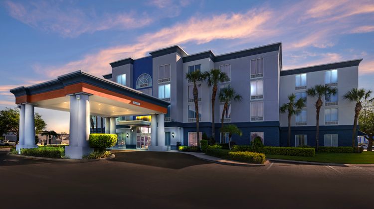 Holiday Inn Express Hotel & Suites Exterior