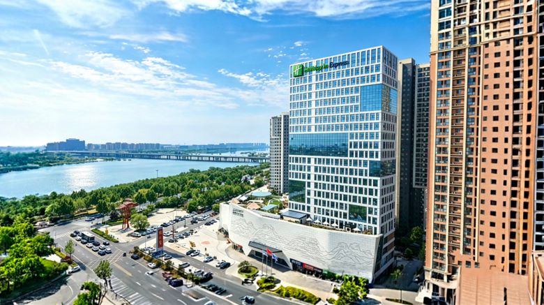 <b>Holiday Inn Express Linyi Riverside Exterior</b>. Images powered by <a href="https://www.leonardoworldwide.com/" title="Leonardo Worldwide" target="_blank">Leonardo</a>.