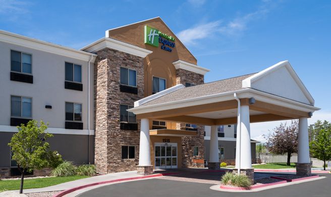 Holiday Inn Express Hotel & Suites Exterior
