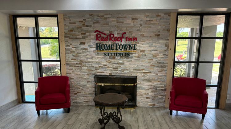 HomeTowne Studios Birmingham Lobby