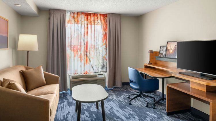 Fairfield Inn & Suites Madison West Suite