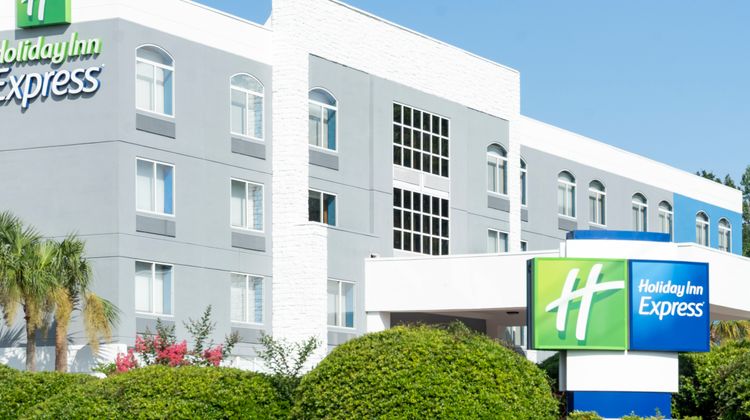 Holiday Inn Express Columbia NE Exterior