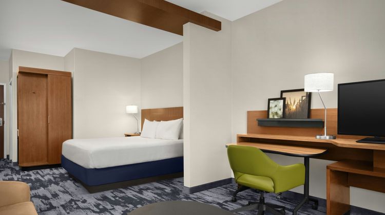 Fairfield Inn & Suites New Castle Suite