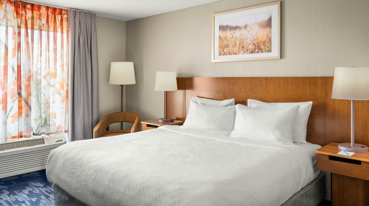 Fairfield Inn & Suites Madison West Room
