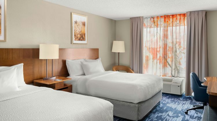 Fairfield Inn & Suites Madison West Room