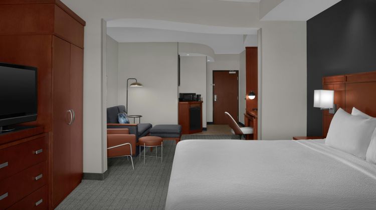 Courtyard Marriott Westover Suite