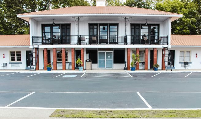 7 Gables Motel/Restaurant Exterior
