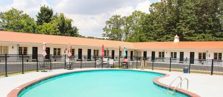 7 Gables Motel/Restaurant Exterior