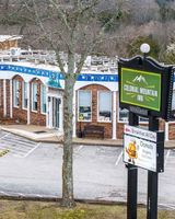 Colonial Mountain Inn