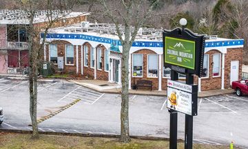 Colonial Mountain Inn