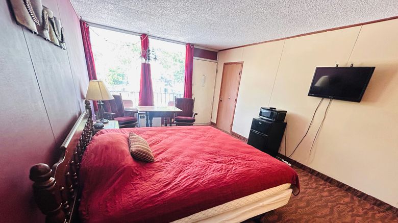 <b>Colonial Mountain Inn Room</b>. Images powered by <a href="https://www.leonardoworldwide.com/" title="Leonardo Worldwide" target="_blank">Leonardo</a>.
