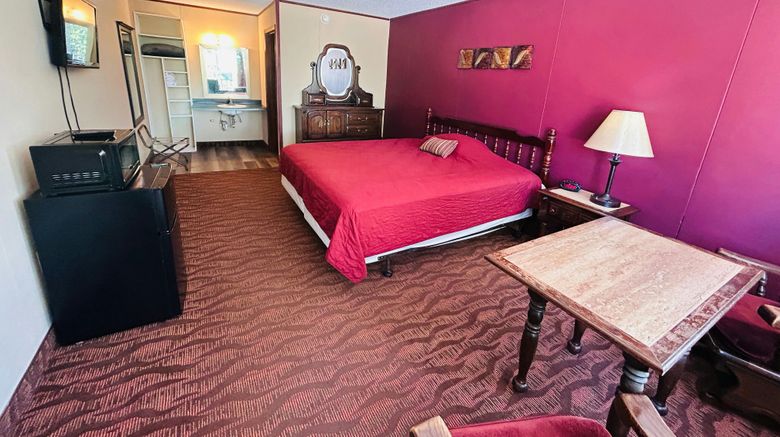<b>Colonial Mountain Inn Room</b>. Images powered by <a href="https://www.leonardoworldwide.com/" title="Leonardo Worldwide" target="_blank">Leonardo</a>.