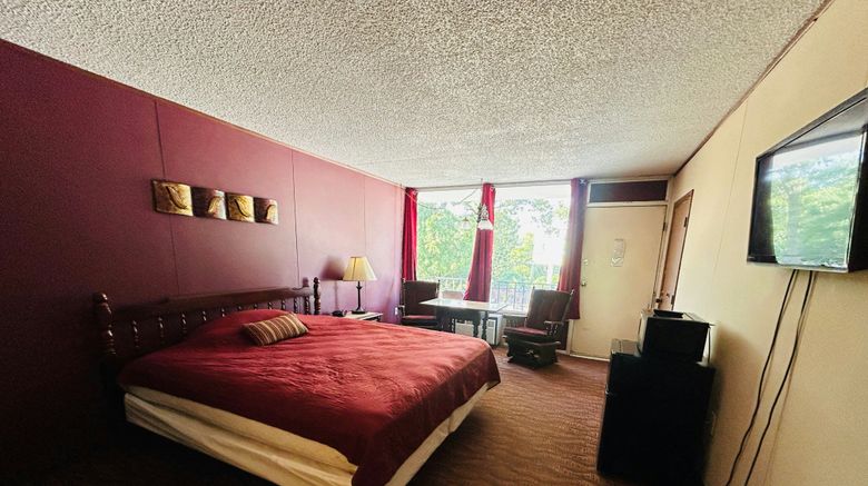 <b>Colonial Mountain Inn Room</b>. Images powered by <a href="https://www.leonardoworldwide.com/" title="Leonardo Worldwide" target="_blank">Leonardo</a>.