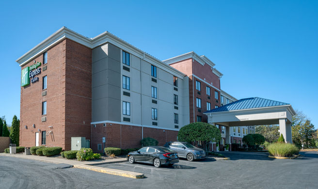 Holiday Inn Express Hotel & Suites Exterior