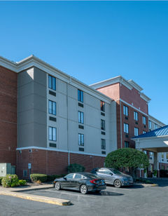 Holiday Inn Express Hotel & Suites