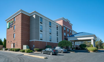 Holiday Inn Express Hotel & Suites