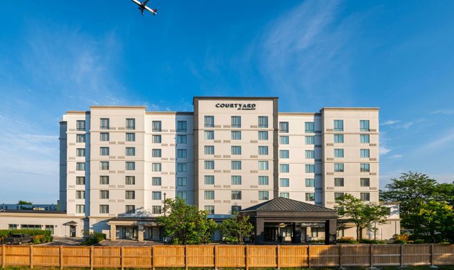 Courtyard by Marriott Toronto Airport Exterior