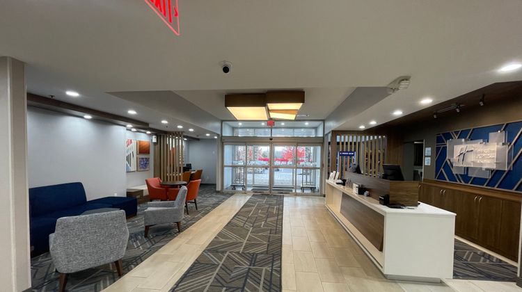 Holiday Inn Express Waterford Exterior