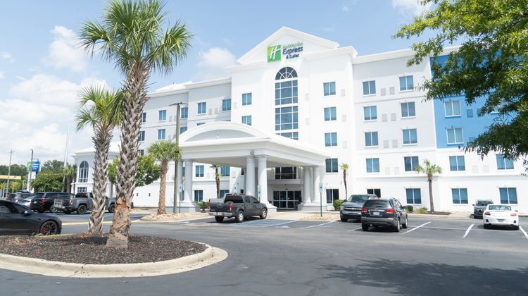 Holiday Inn Express Hotel & Suites Exterior