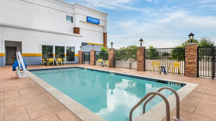 City Express by Marriott Spring Pool
