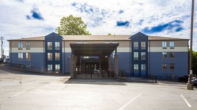 Holiday Inn Express Osage Beach Exterior