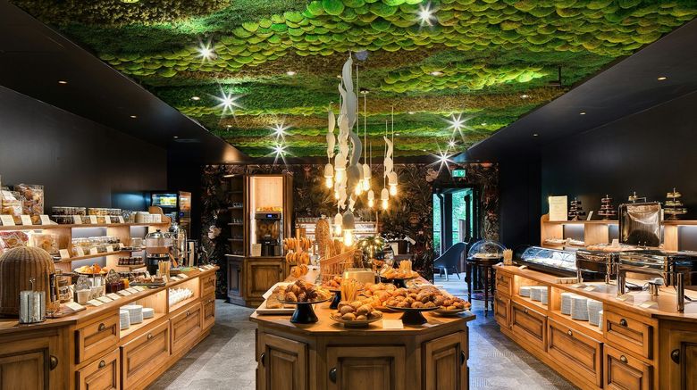 <b>Hostellerie la Cheneaudiere Restaurant</b>. Images powered by <a href="https://www.leonardoworldwide.com/" title="Leonardo Worldwide" target="_blank">Leonardo</a>.